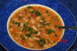 Ciorbă se fasole boabe servită cu pătrunjel tocat